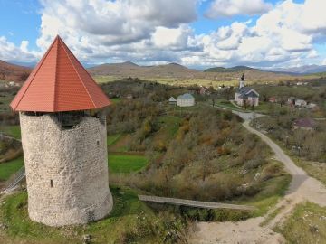 Stari grad Perušić i Crkva