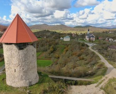 Stari grad Perušić i Crkva